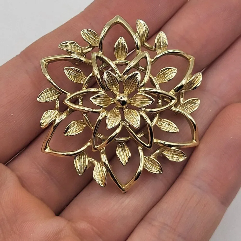 Vintage 1962 Sarah Coventry Canada 3D Gold Peta Lure Brooch 1.75in